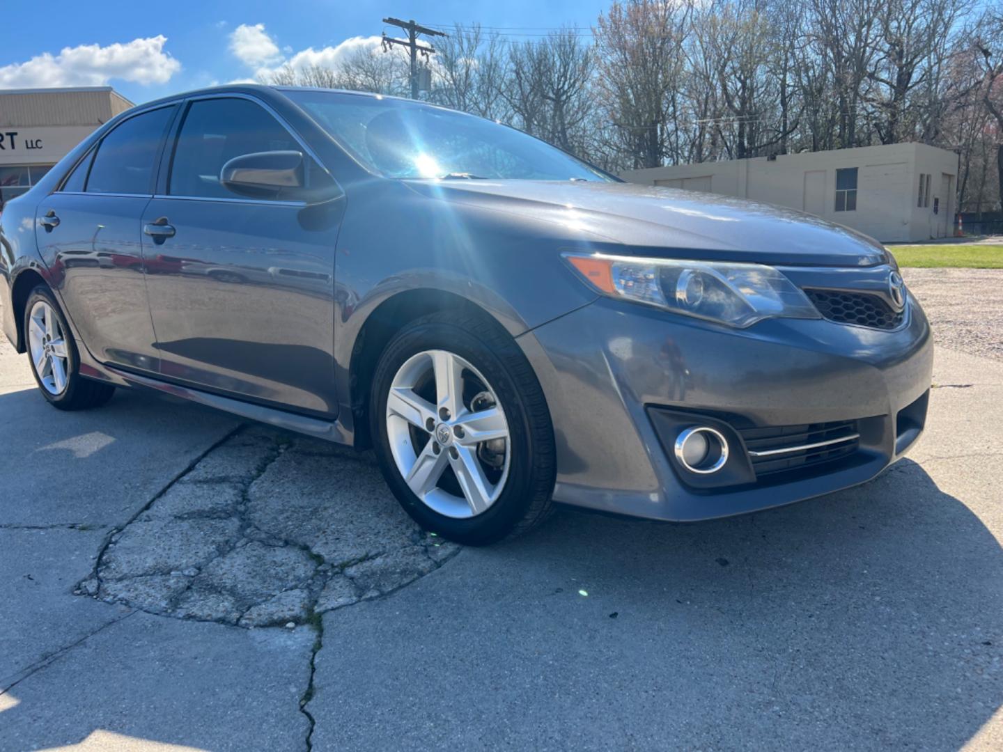 2014 Gray /Black Toyota Camry SE (4T1BF1FKXEU) with an 2.5L 4Cylinder engine, Automatic transmission, located at 4520 Airline Hwy, Baton Rouge, LA, 70805, (225) 357-1497, 30.509325, -91.145432 - 2014 Toyota Camry SE No Accidents, Two Owner, 2.5L 4 Cylinder, 180K Miles, All Power, Backup Camera. NO IN HOUSE FINANCING. FOR INFO PLEASE CONTACT JEFF AT 225 357-1497 CHECK OUT OUR A+ RATING WITH THE BETTER BUSINESS BUREAU WE HAVE BEEN A FAMILY OWNED AND OPERATED BUSINESS AT THE SAME LOCATION FOR - Photo#3